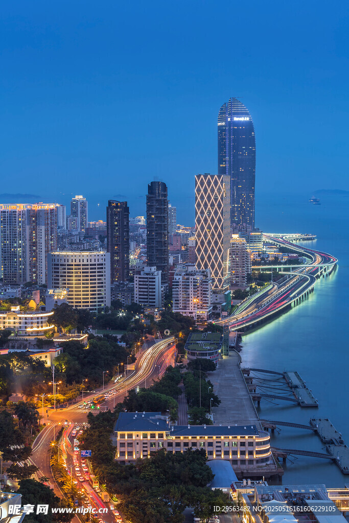 城市夜景璀璨的海滨风光