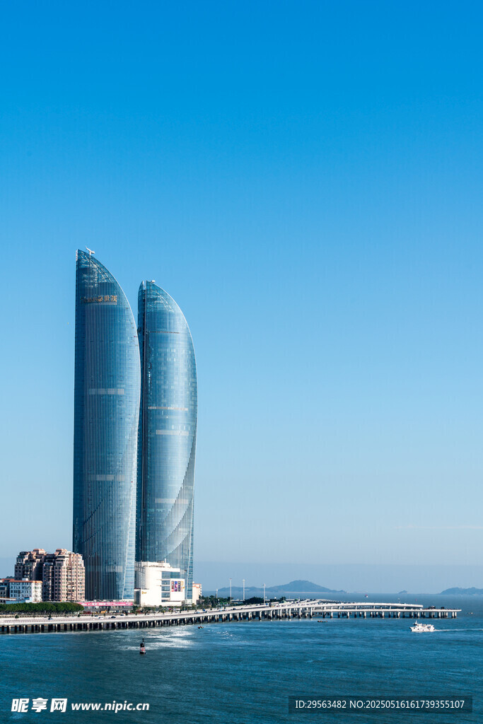 海滨双子摩天大楼景观