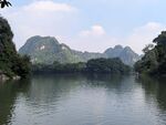 秀丽山水间的宁静江河