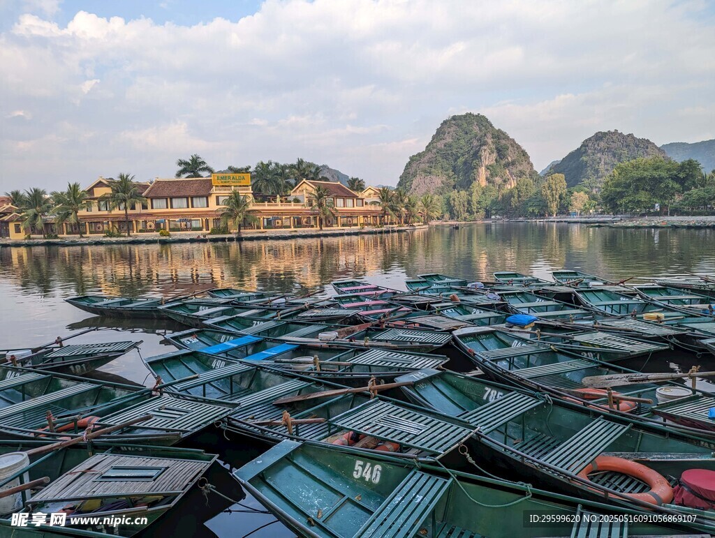 水上船只与山水美景