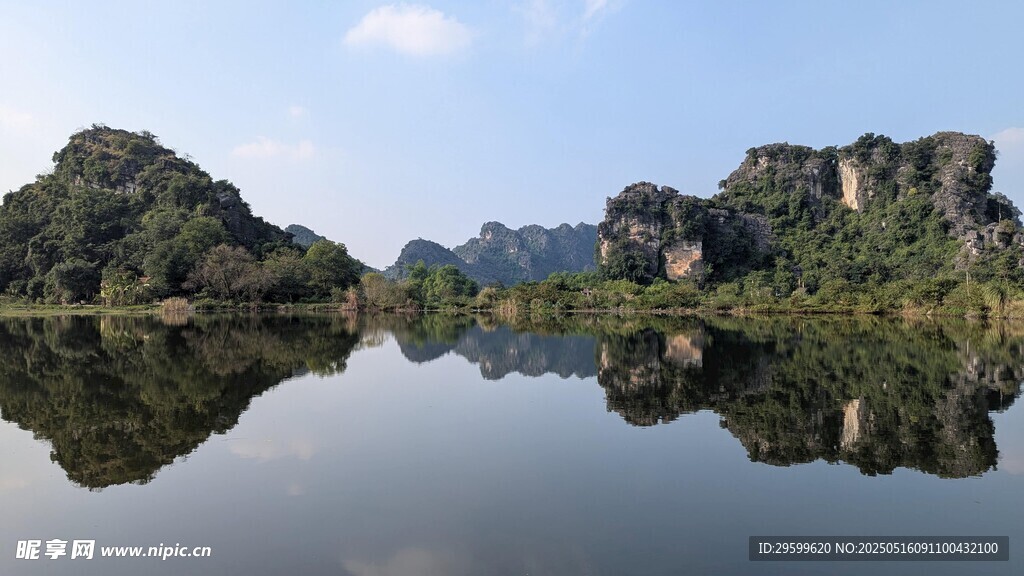 宁静山水倒影如画美景