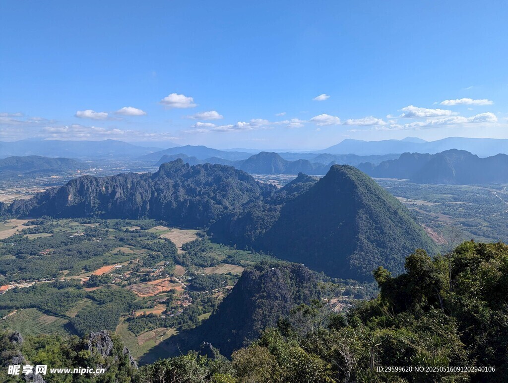 壮丽山峦俯瞰美景