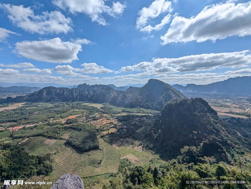 山峦蓝天美景