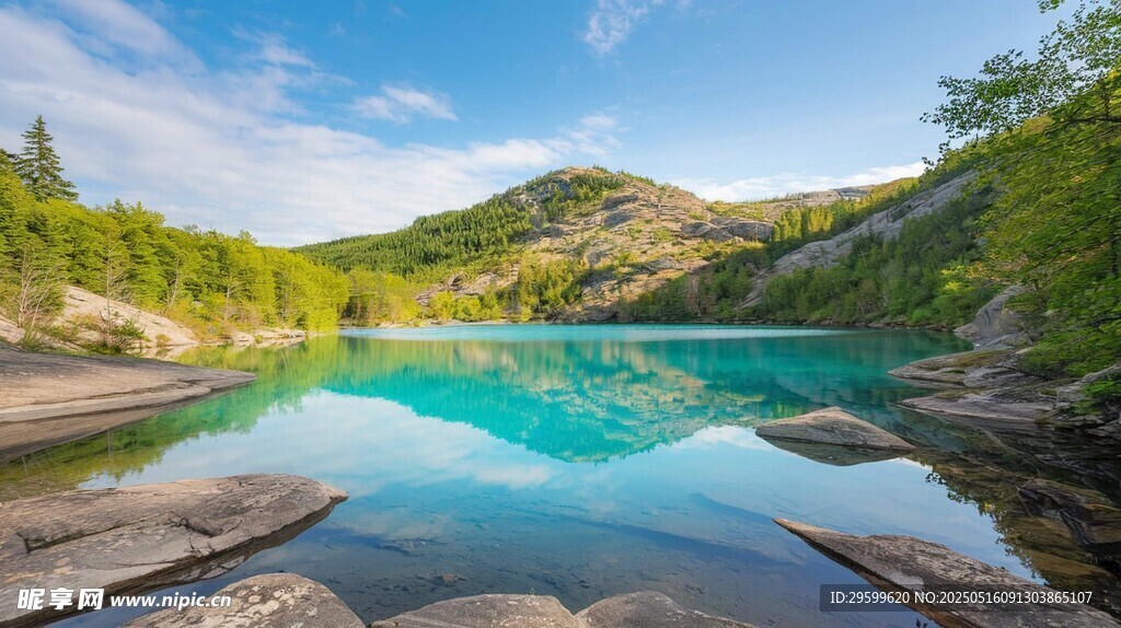 山间碧湖美景