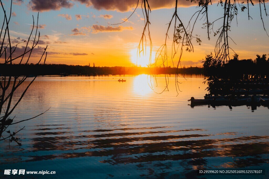 湖畔夕阳美景