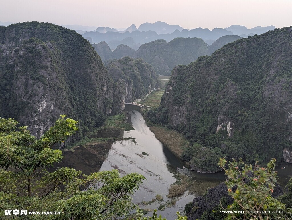 山间河流壮丽风光