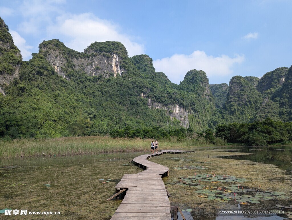 山水间的木栈道美景
