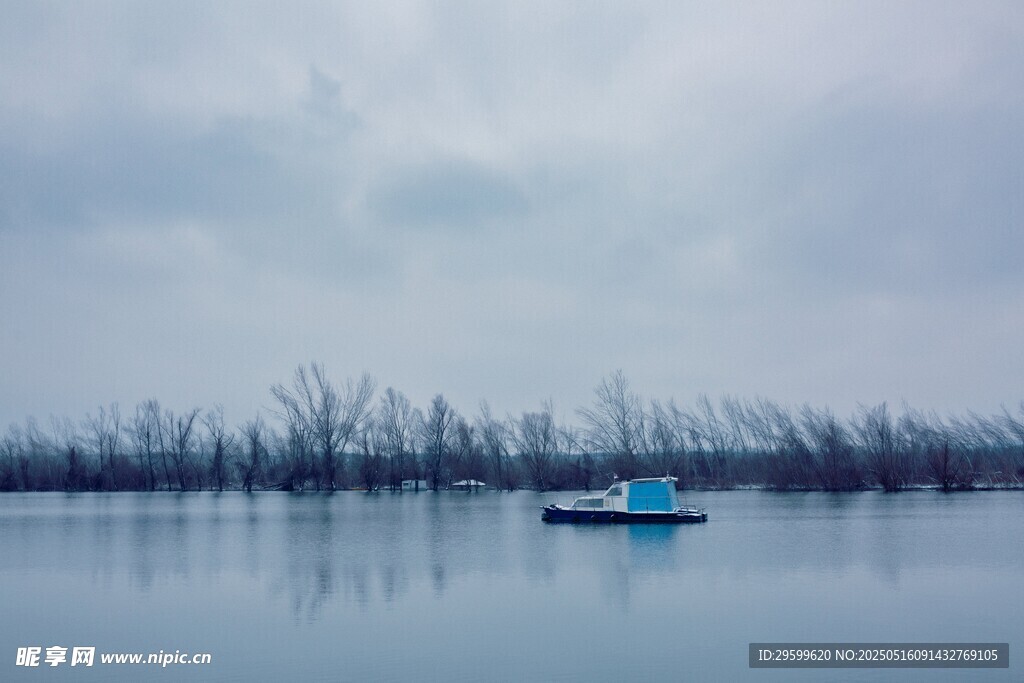 雾霭湖面孤舟静景