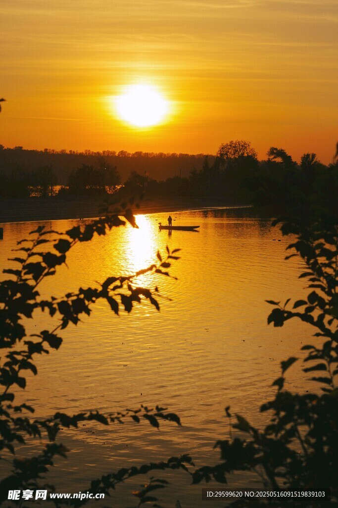 湖畔夕阳美景