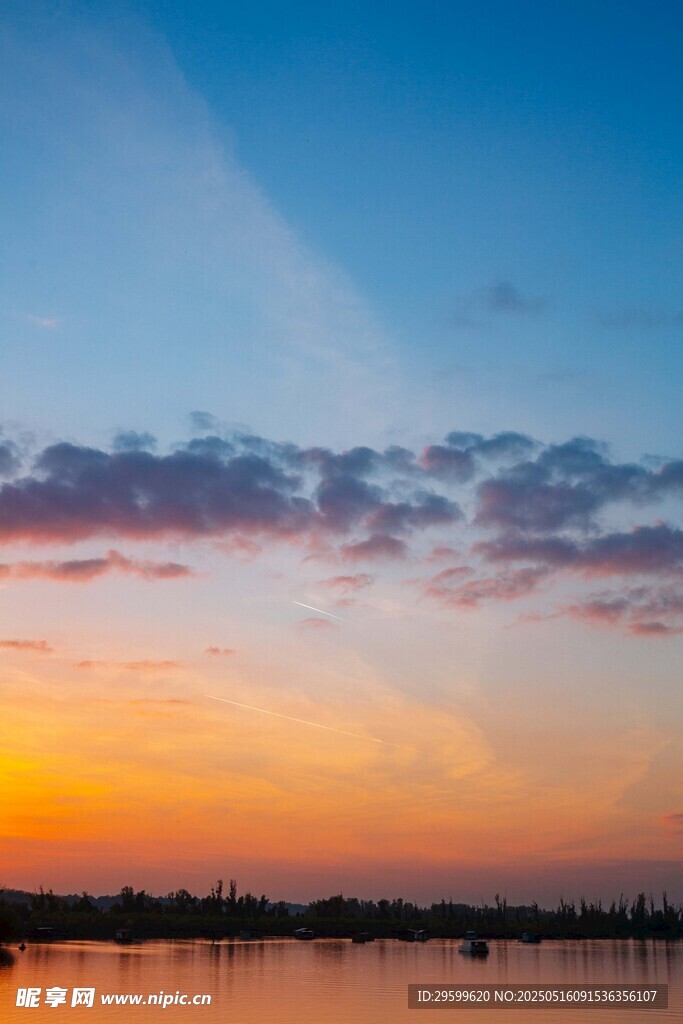湖畔绚丽日落美景