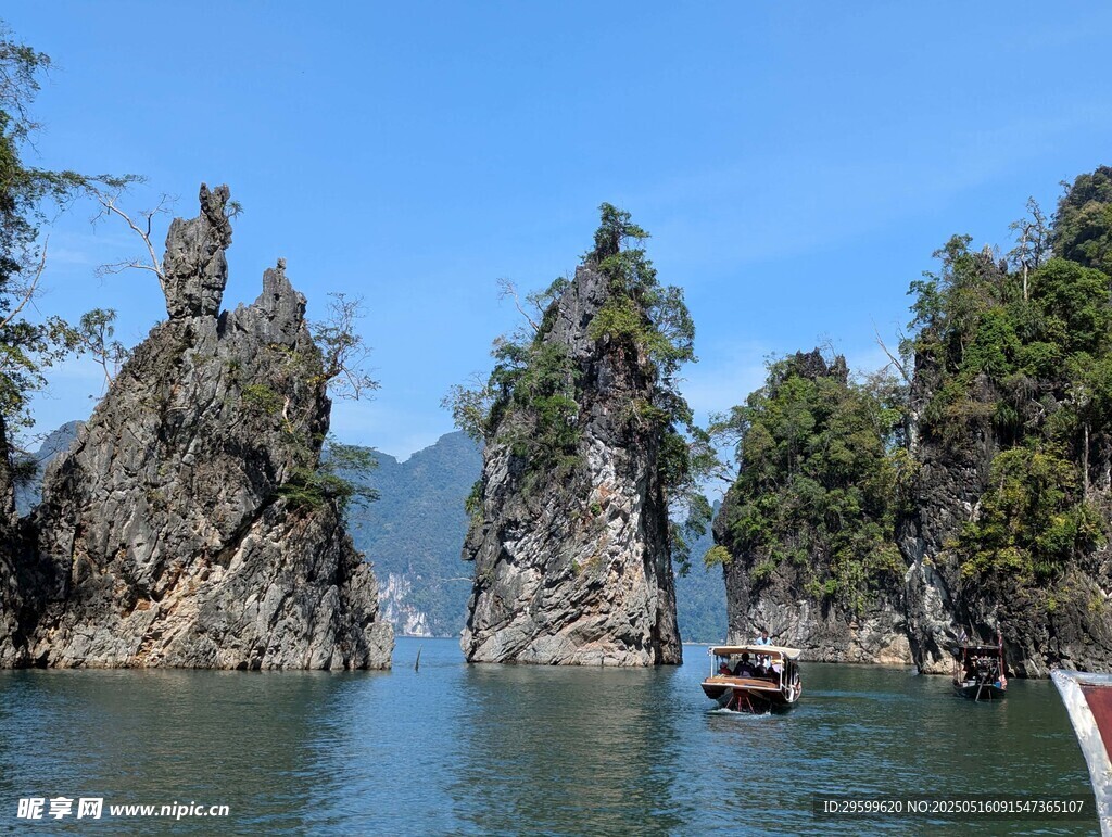 山水间的孤舟美景