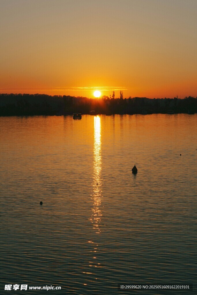 夕阳下的宁静湖面