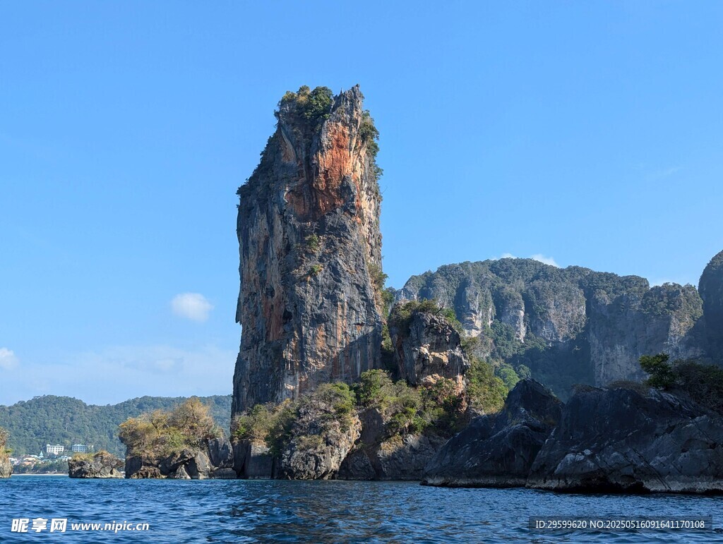 海上孤峰岩石景观