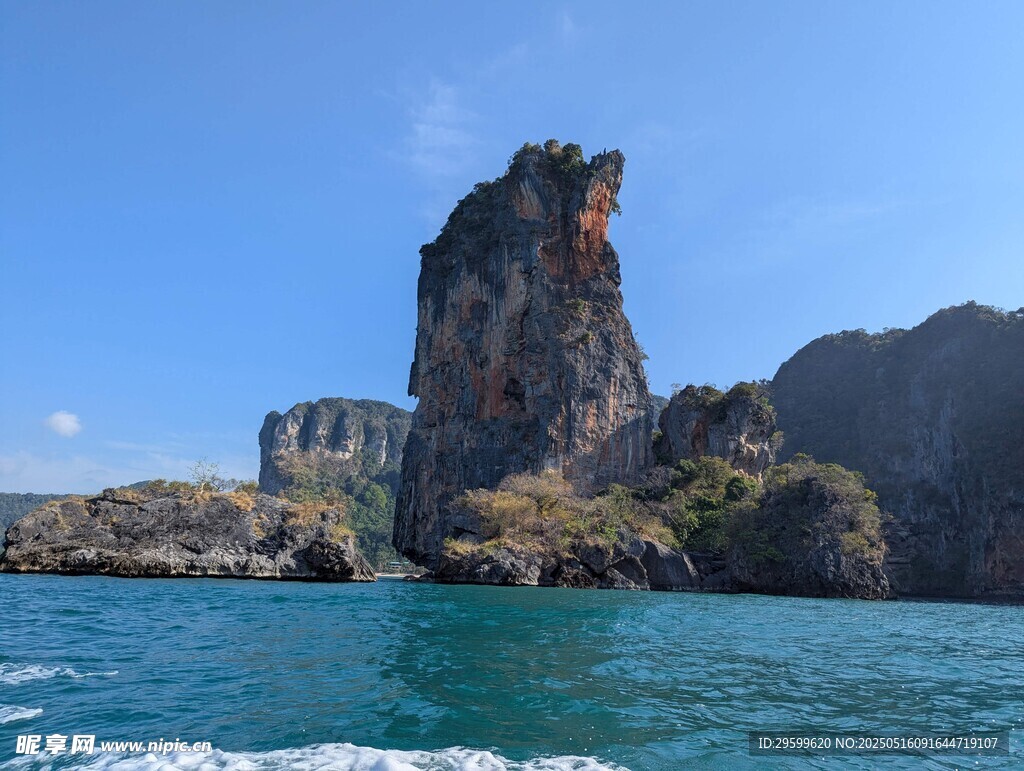 海上孤峰美景