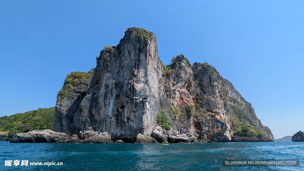 海上孤峰美景