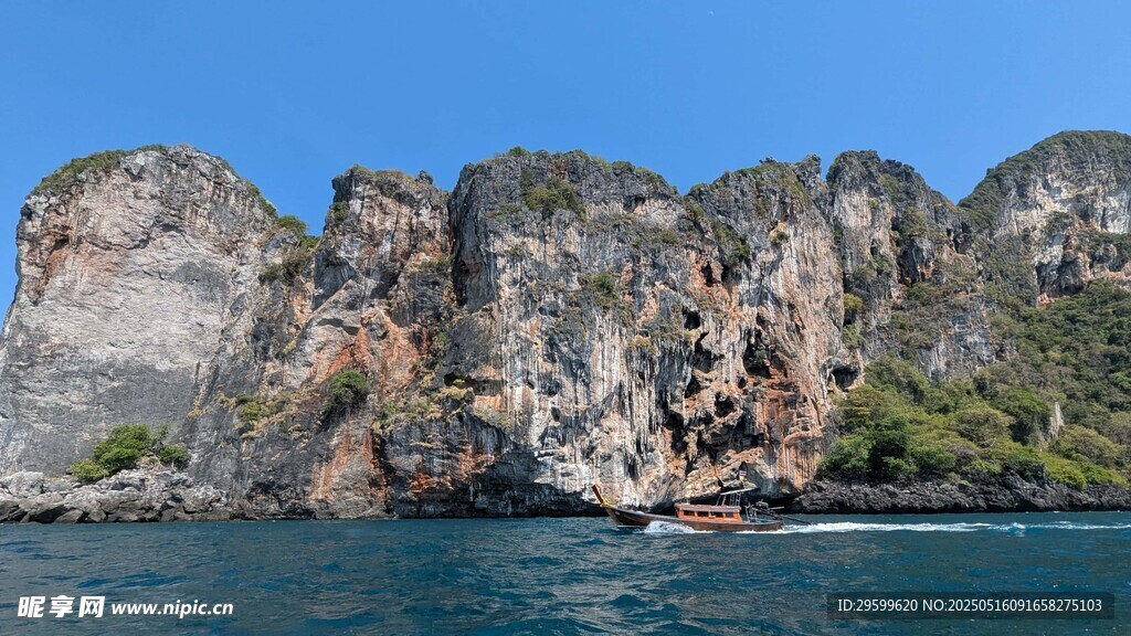 海上嶙峋峭壁壮丽景观