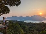 观景台上赏壮丽日落美景