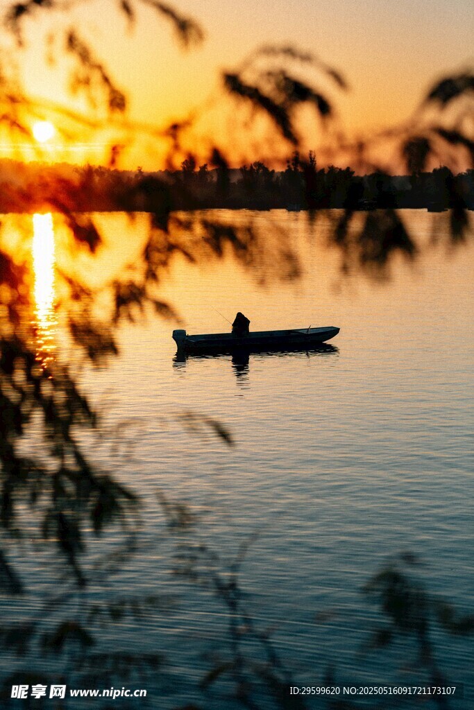 夕阳下湖面的单人小船
