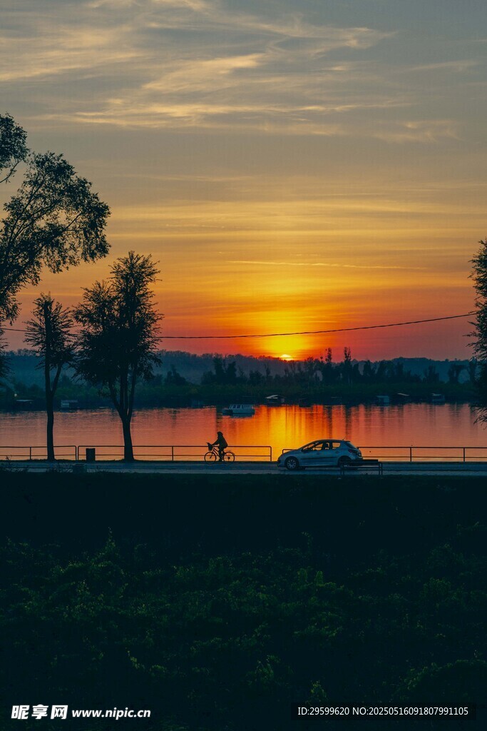 湖畔日落美景