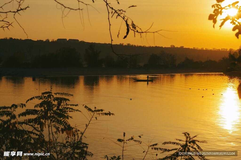 夕阳下宁静的湖畔美景