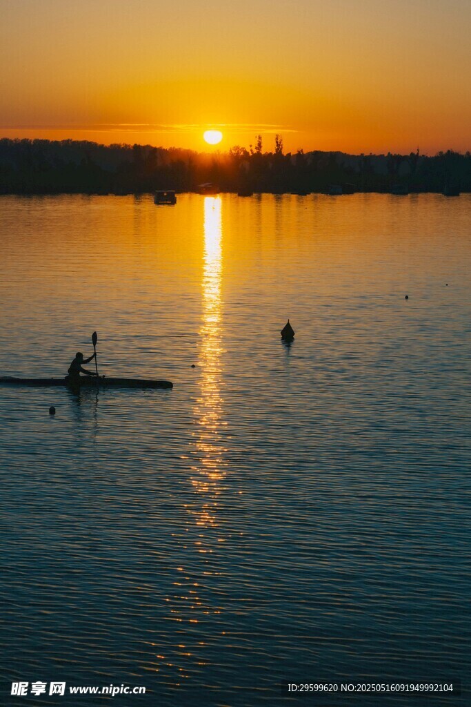夕阳下的水上运动美景