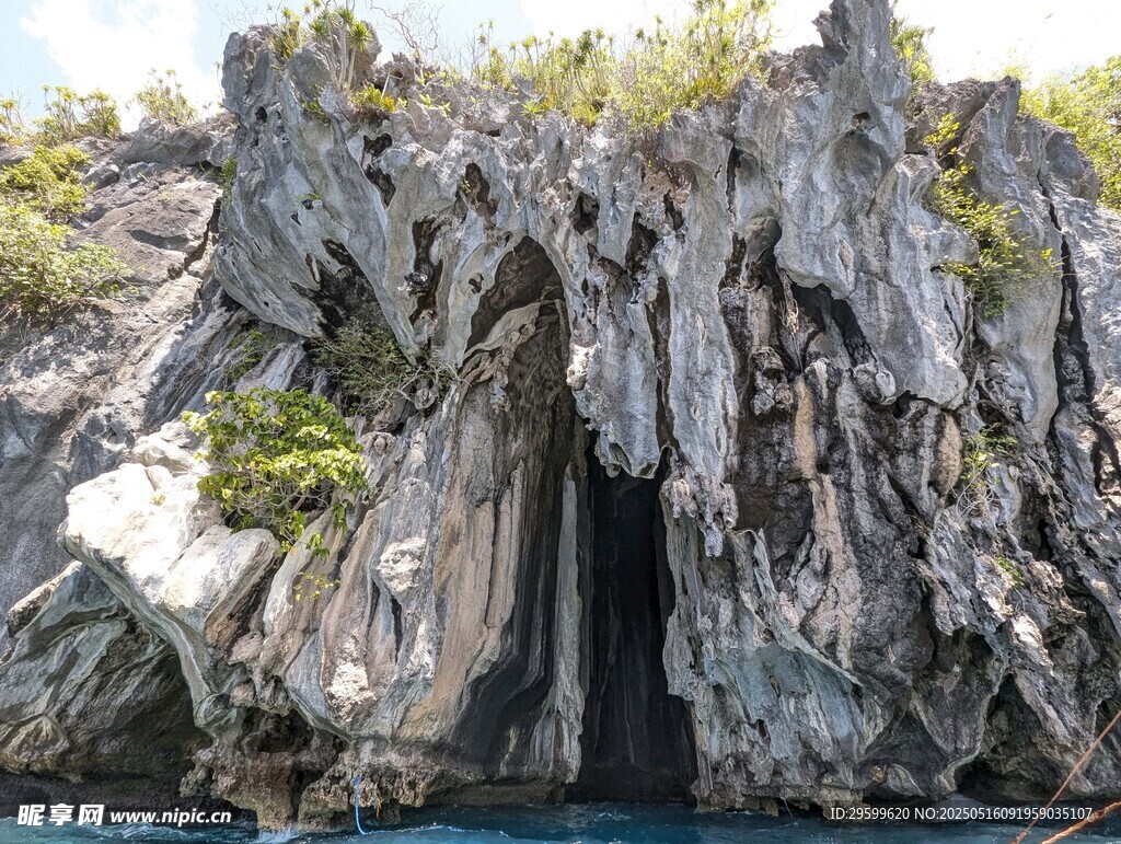 海上奇特岩石洞穴景观
