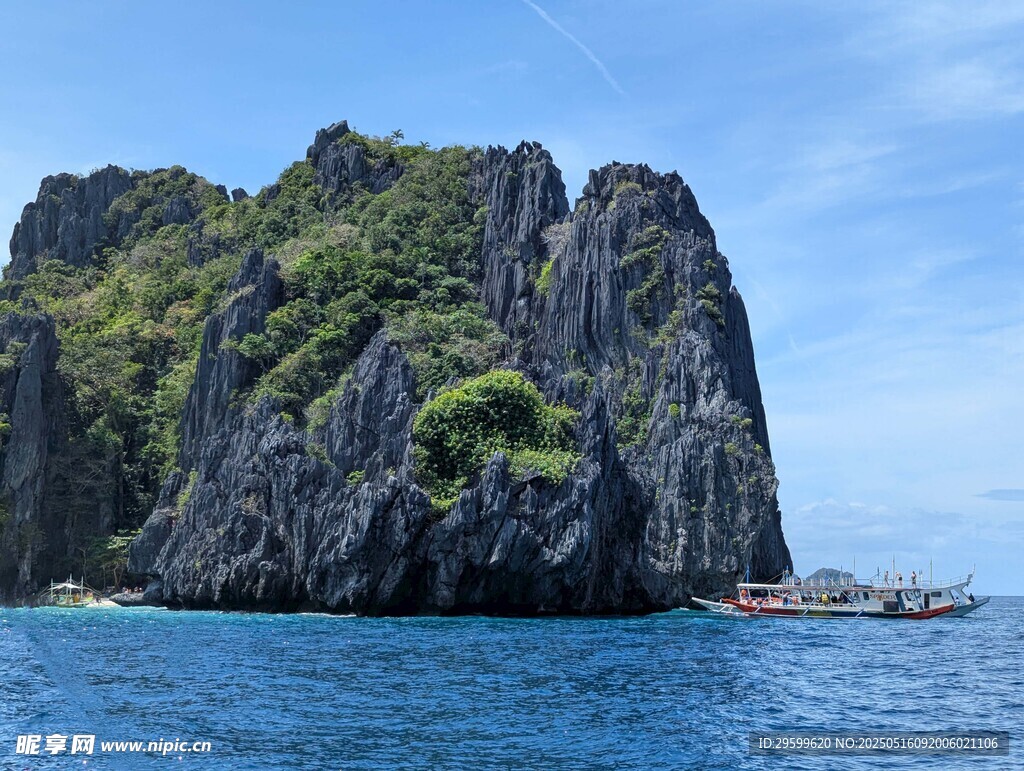 海上嶙峋奇峰