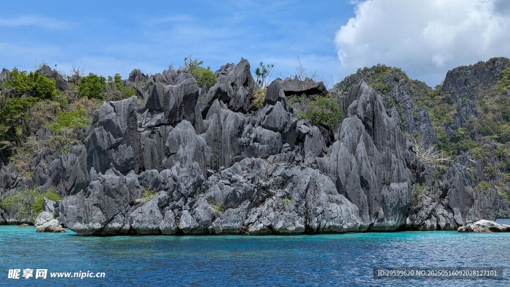 海上嶙峋怪石景观