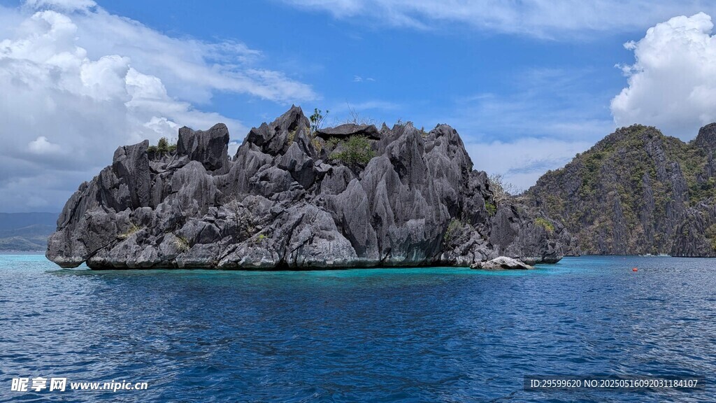 海中孤岩美景