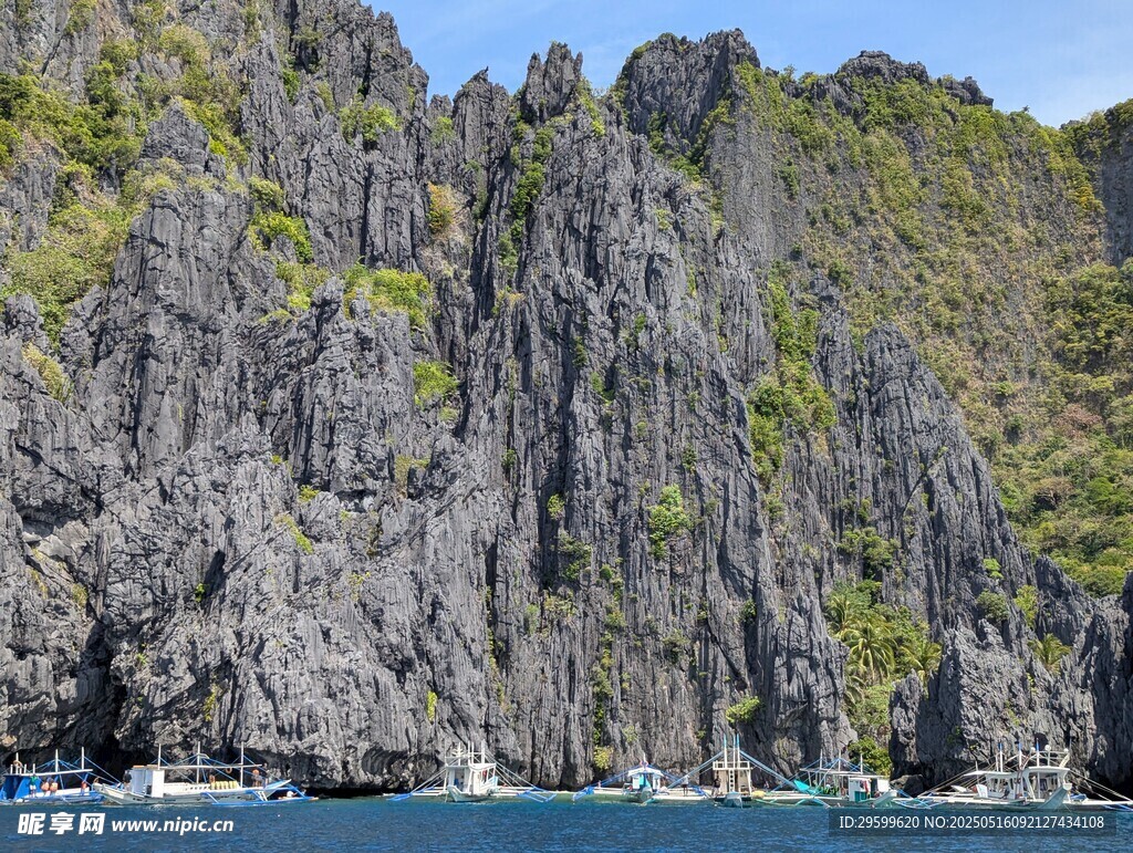 海上嶙峋奇峰美景