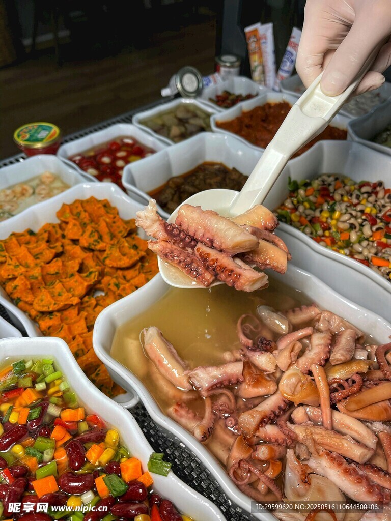 自助海鲜美食挑选场景