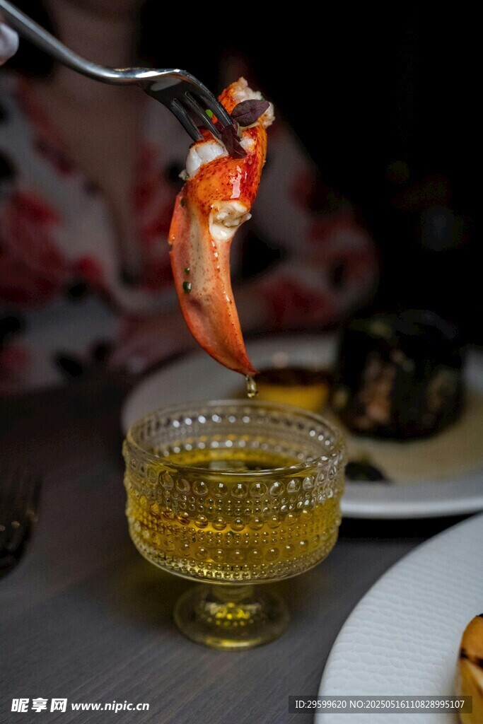 鲜虾蘸油特写美食瞬间