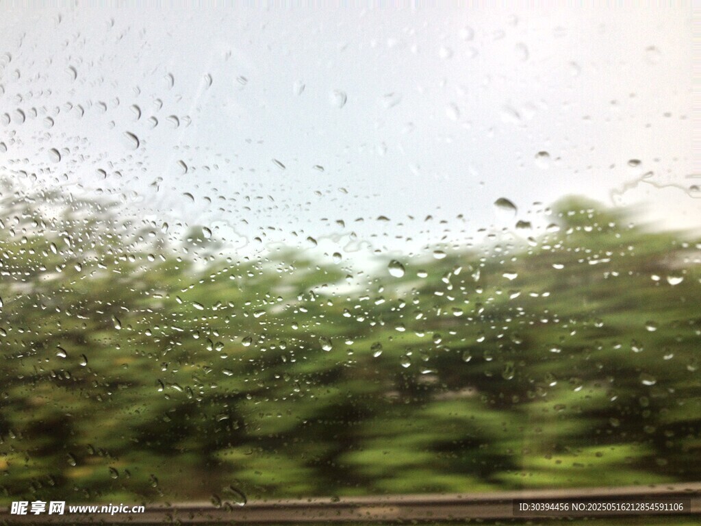 玻璃上的水珠