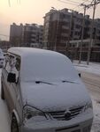 雪覆面包车于小区街道