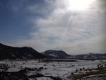 冬日雪山下的开阔景致