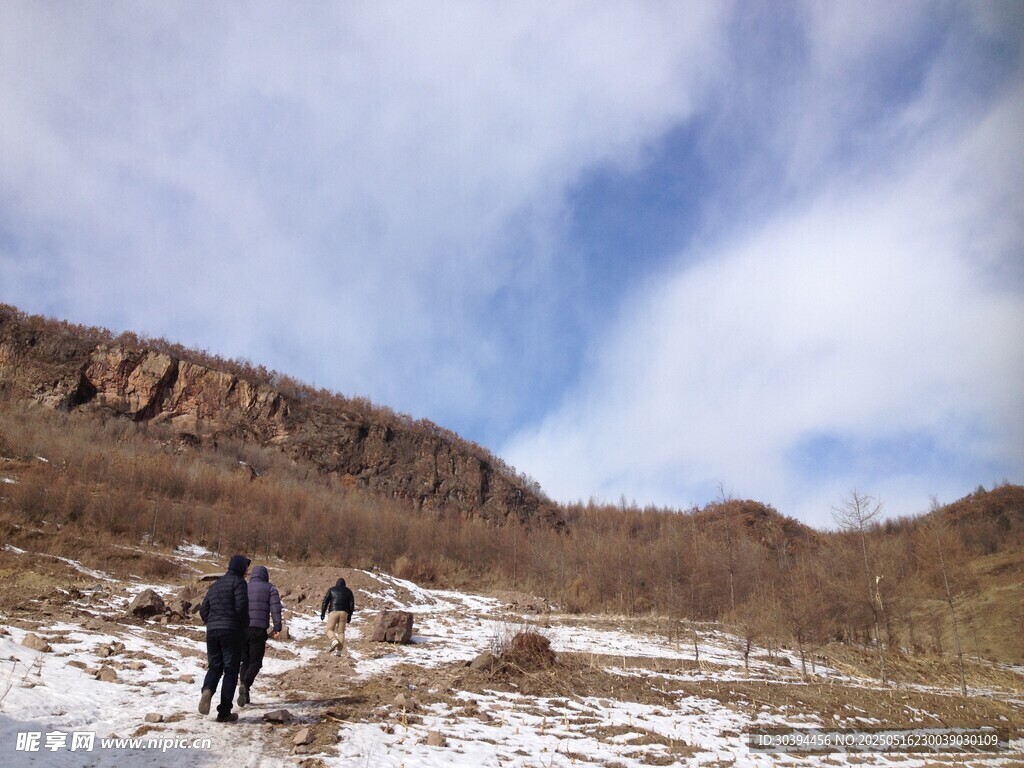 雪地山间徒步者