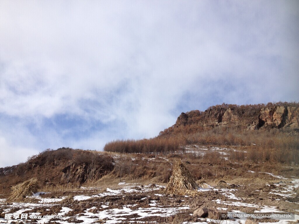 雪山峭壁壮丽自然景观