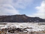 冬日雪山下的开阔景致