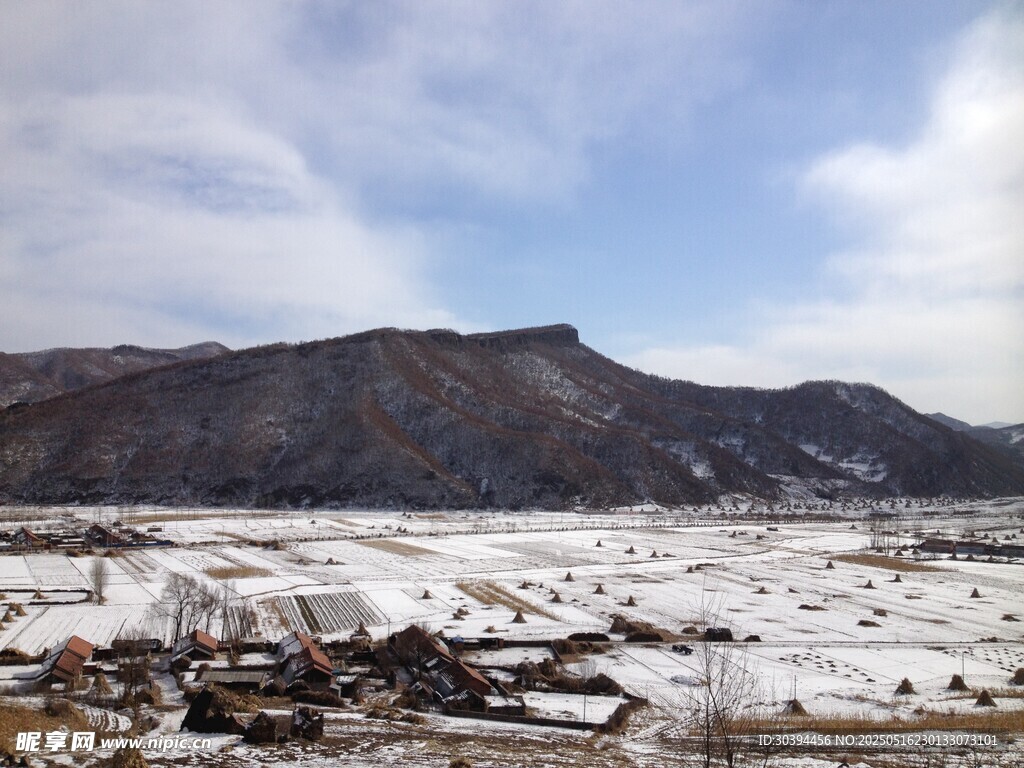 冬日雪山下的开阔景致