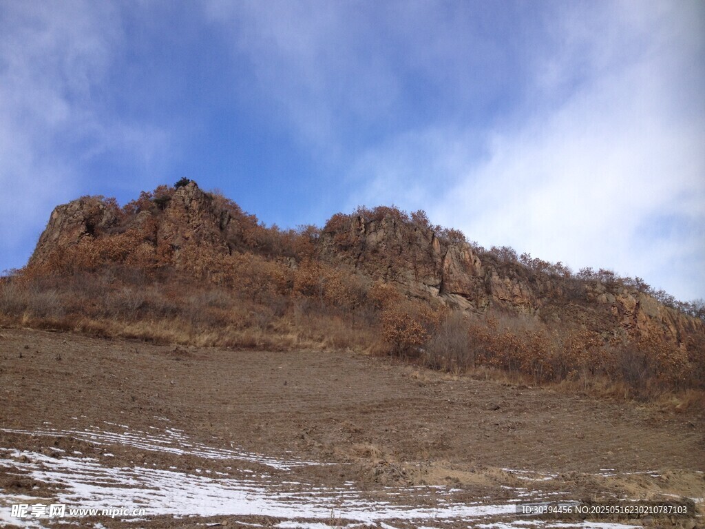 雪覆山峦的壮丽自然景观