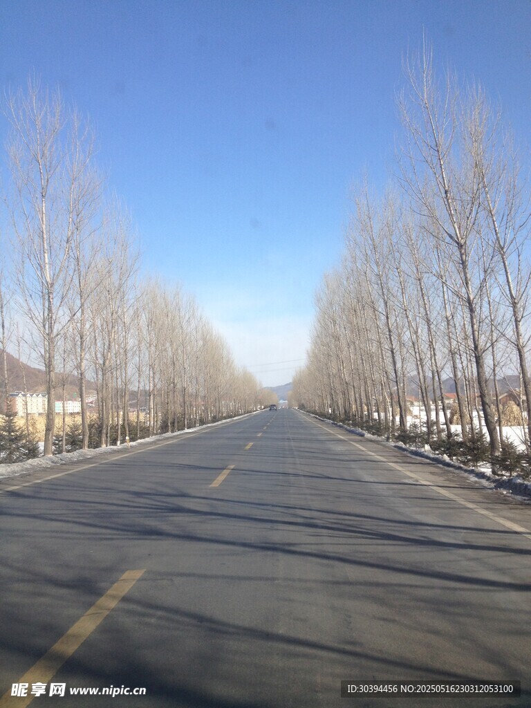冬日空旷公路景象
