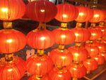 喜庆红灯笼装点热闹场景