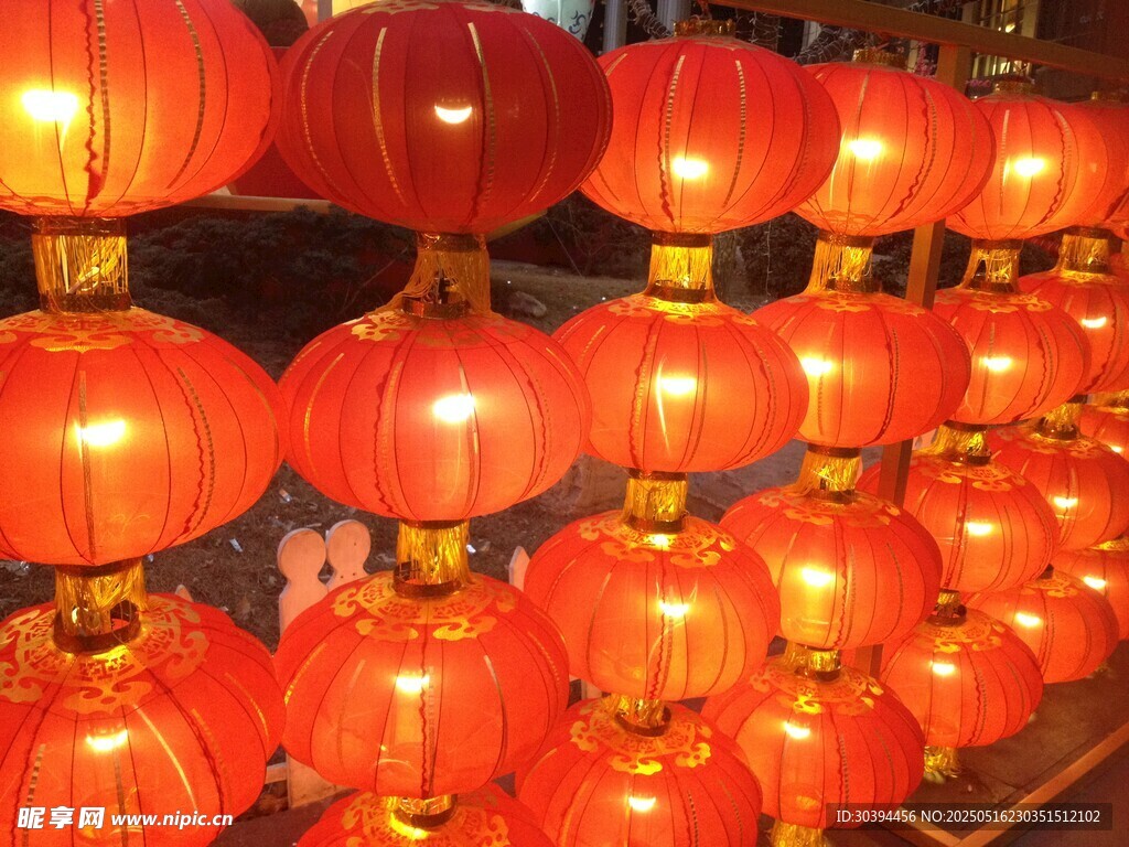 喜庆红灯笼装点热闹场景