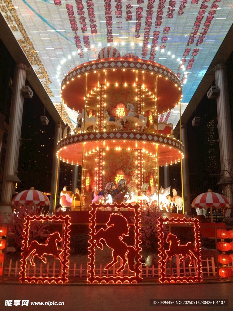 华丽旋转木马点亮梦幻空间