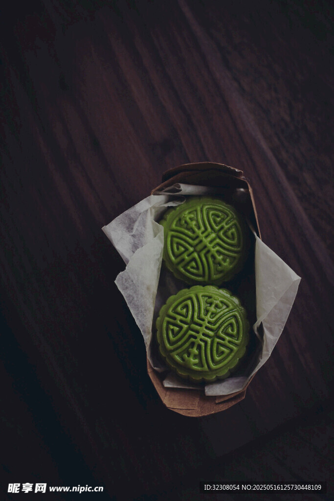 精致抹茶点心置于盒中