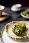 传统中式月饼摆放在盘上