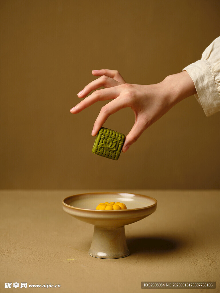 手撒抹茶入碗瞬间