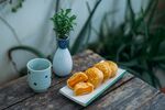 木桌摆点心绿植与茶杯