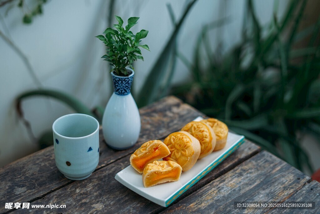 木桌摆点心绿植与茶杯