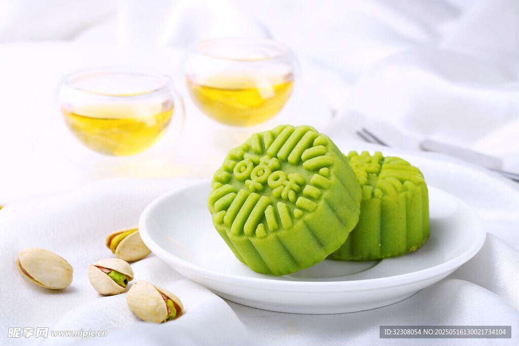 精致抹茶月饼与茶饮